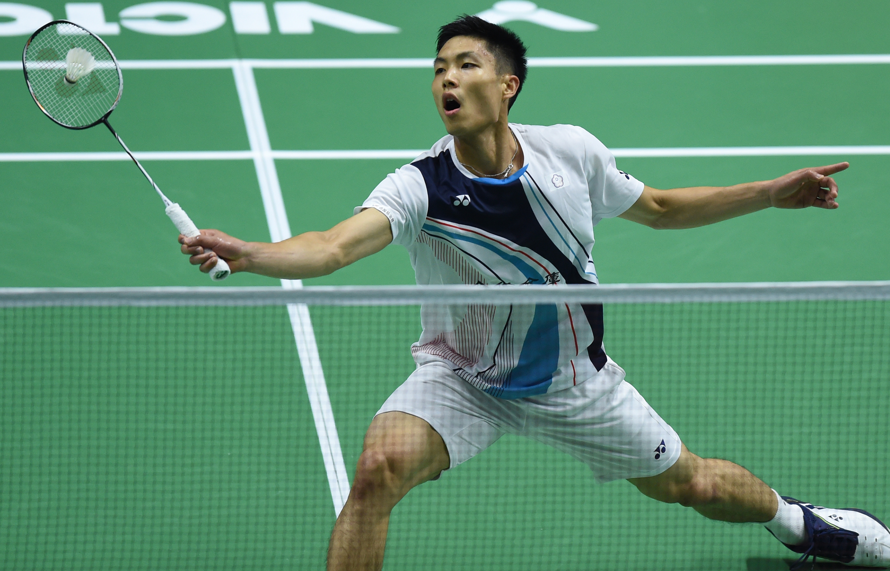 她专注于 她专注于